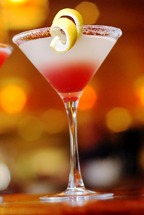 Givrer un verre à cocktail avec du sucre